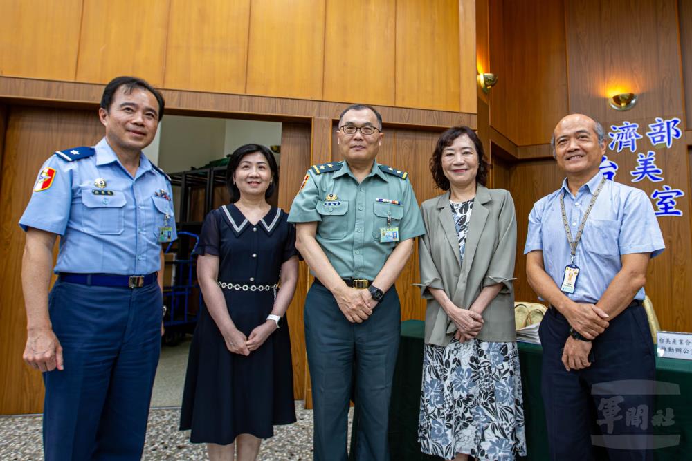 陳常次與經濟部臺美合作辦公室合影，盼藉軍品公開展示，帶動國防產業的發展。（軍聞社記者尤昱翔攝）