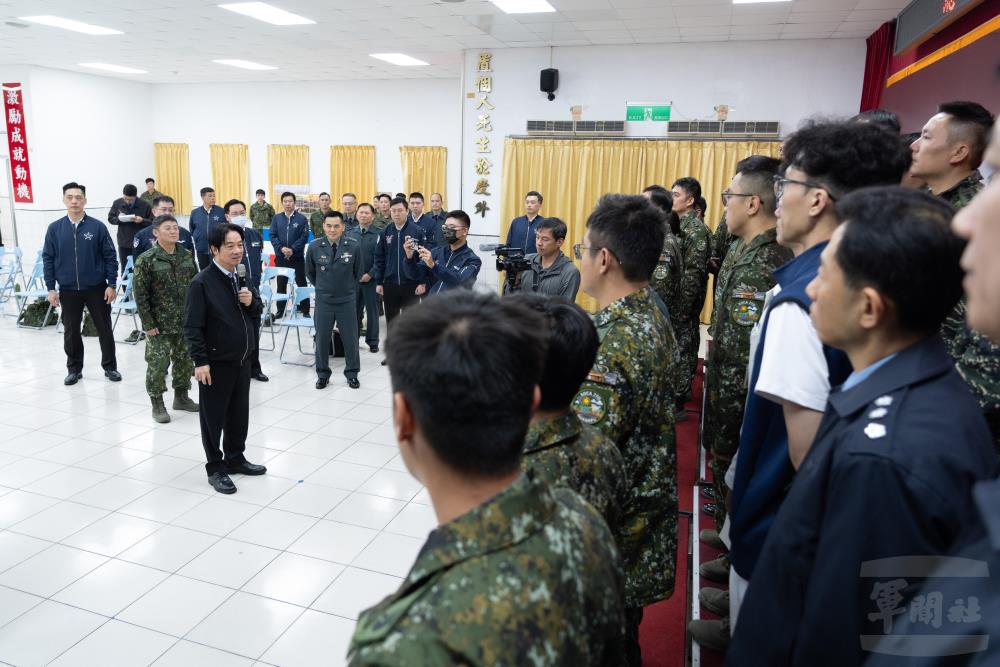 賴總統勗勉花防部救災官兵。（軍聞社記者陳彥樺攝）