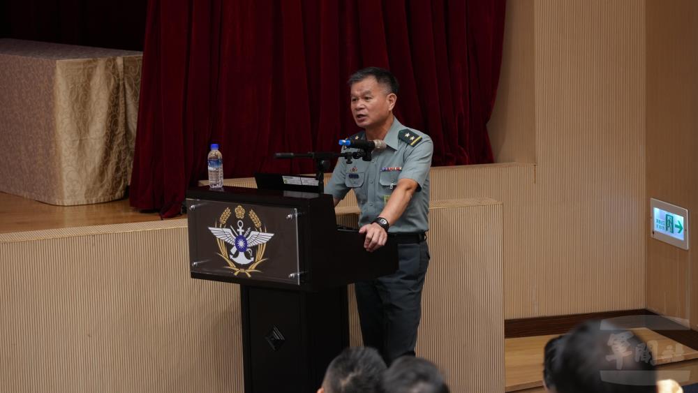 戰略規劃司司長黃中將於講習中以實際案例說明建案作業應注意事項。（軍聞社記者王茗生攝）
