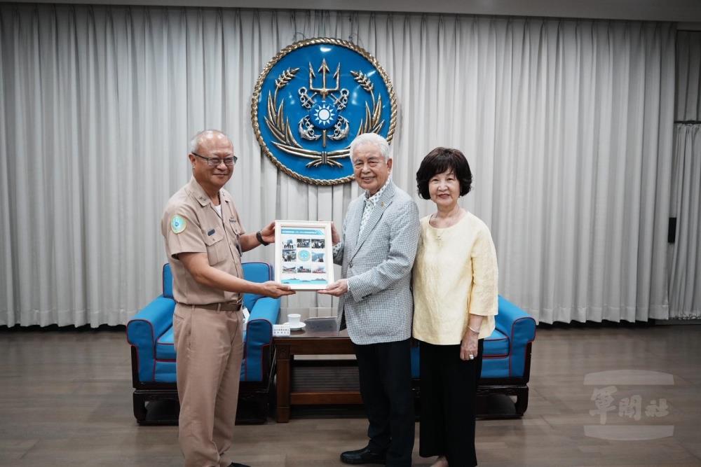 艦指部致贈紀念相冊。（海軍司令部提供）