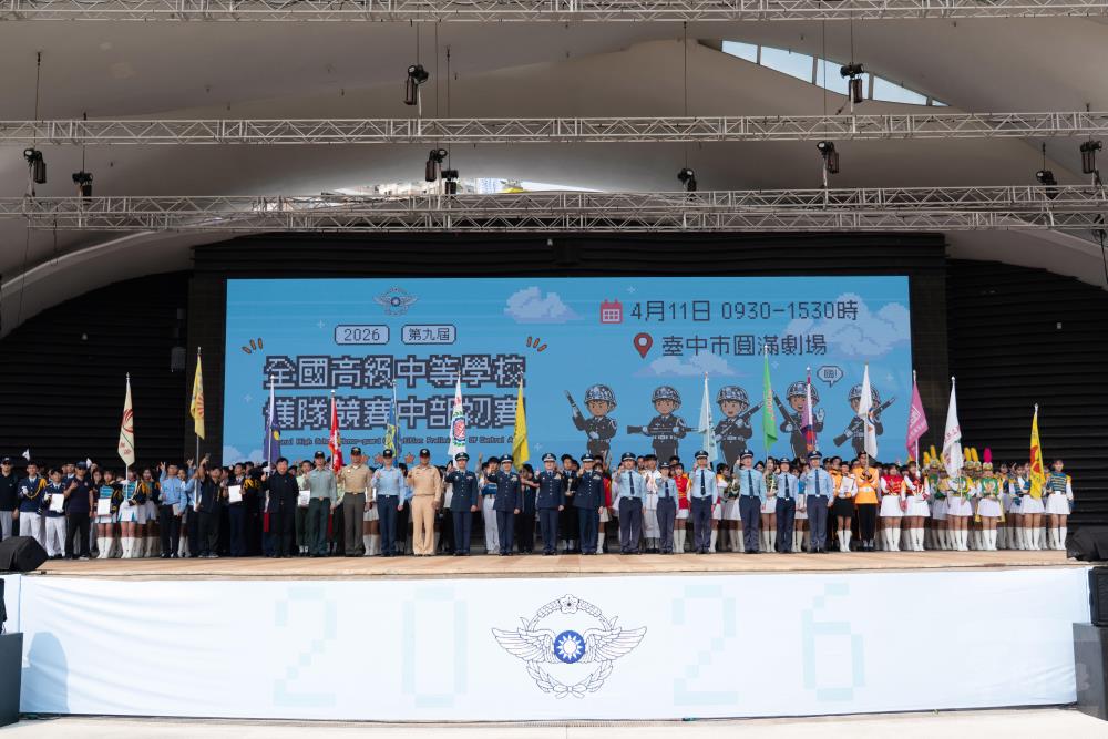 鄭司令與參賽學校合影。（軍聞社記者林庭暉攝）