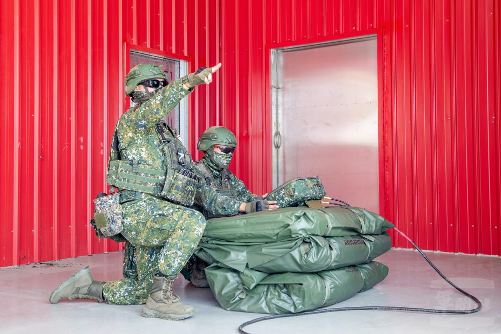 操演官兵演練車外遠端遙控器操控發射飛彈。（軍聞社記者王進福攝）