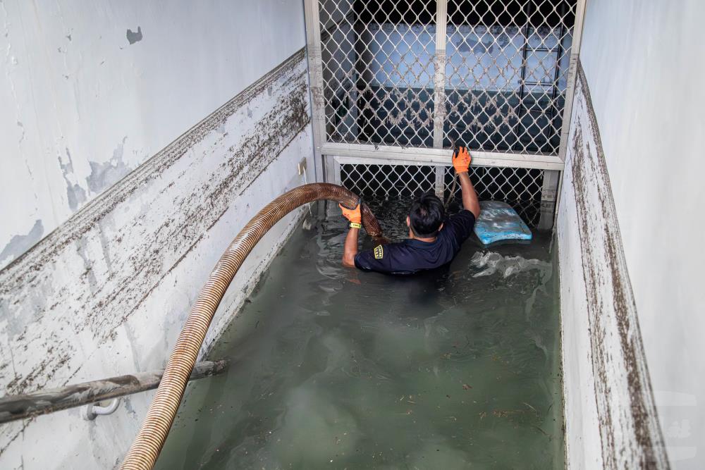 水下作業大隊執行抽水災後復原任務。（軍聞社記者尤昱翔攝）