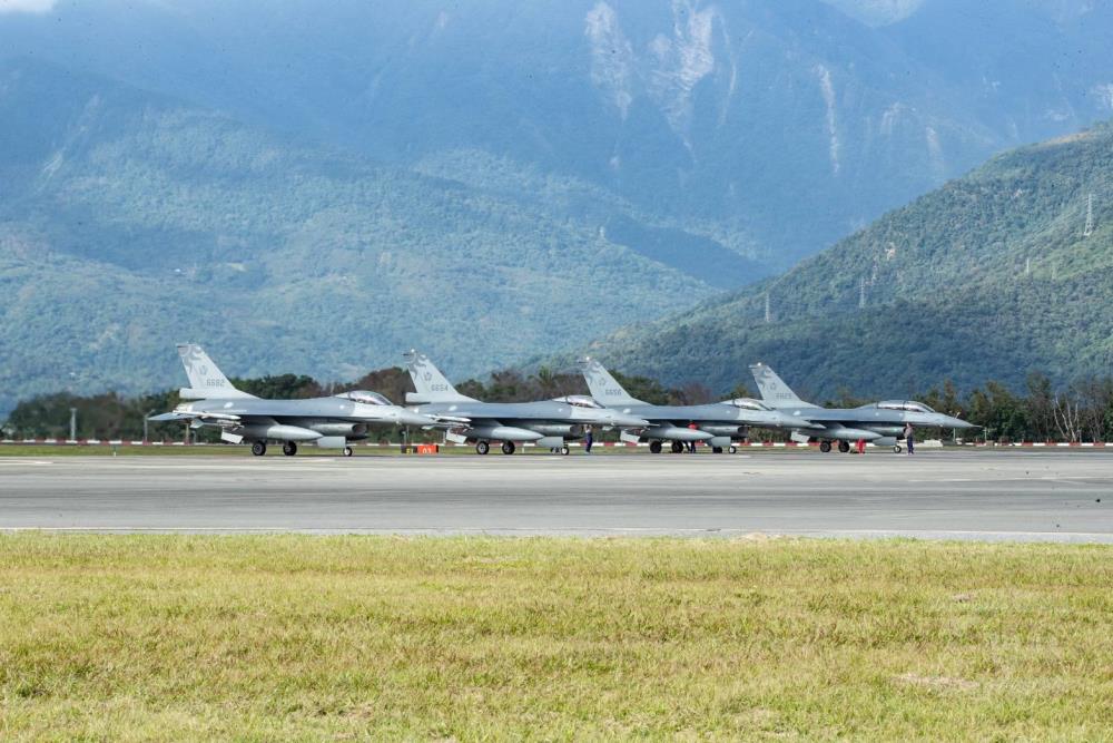 地勤人員完成飛行前整備及檢查作業。（軍聞社記者王茗生攝）