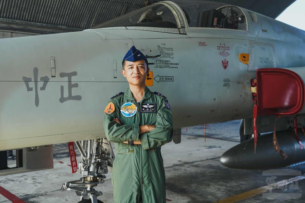飛行員傅鈜中校感謝F-5型系列戰機陪伴，完成許多任務與挑戰。（軍聞社記者陳傳奇攝）