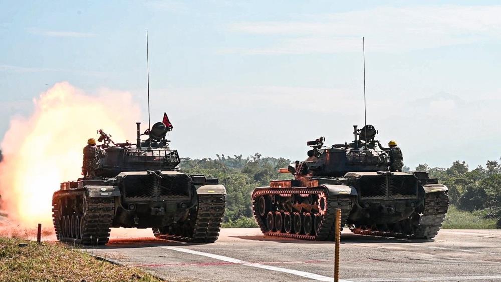 CM11戰車進行實彈射擊。（陸軍第八軍團提供）