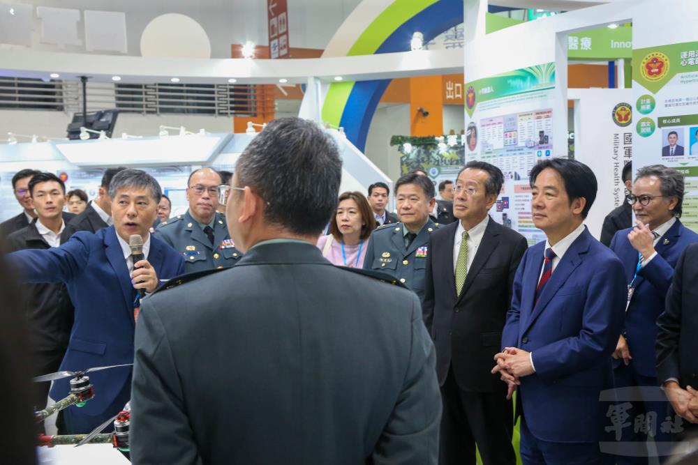 總統與貴賓一同參觀展覽，進一步了解臺灣醫療科技產業相關的最新發展。（軍聞社記者侯凱議攝）