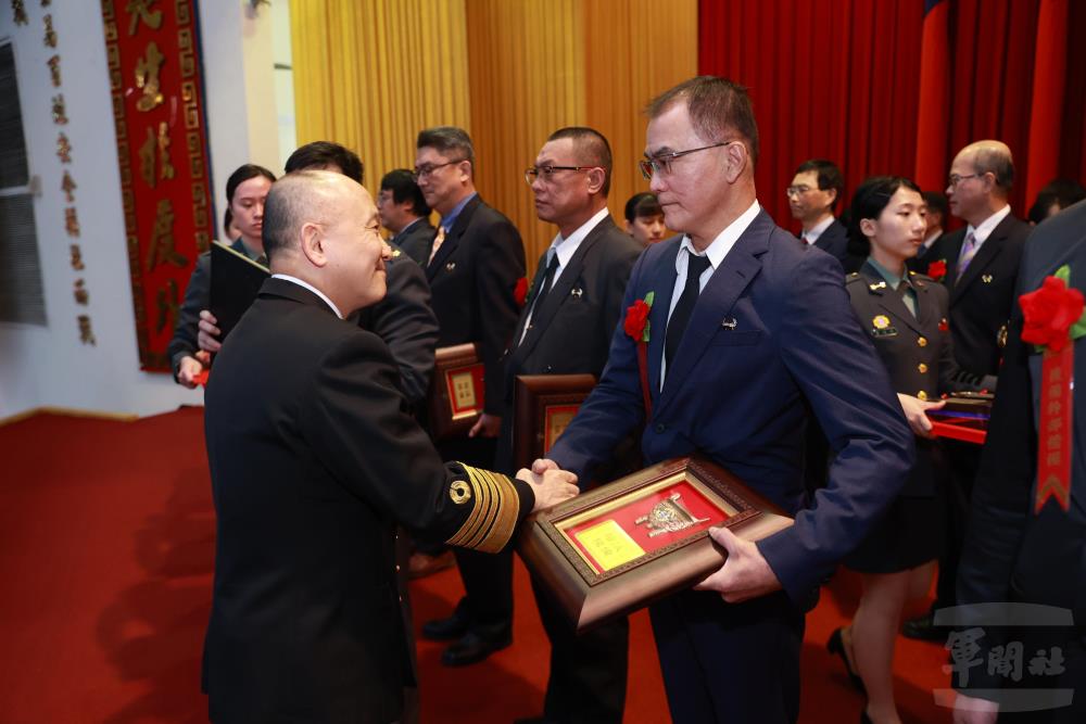 唐校長頒獎表揚績優人員。（後備指揮部提供）