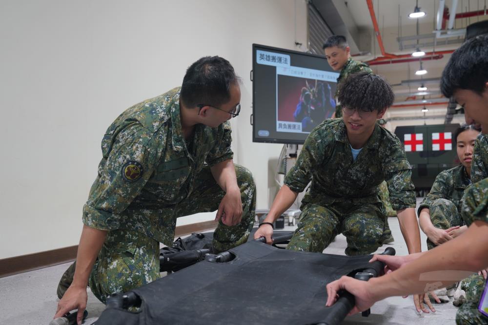 學員實施擔架架設。（軍聞社記者侯凱議攝）
