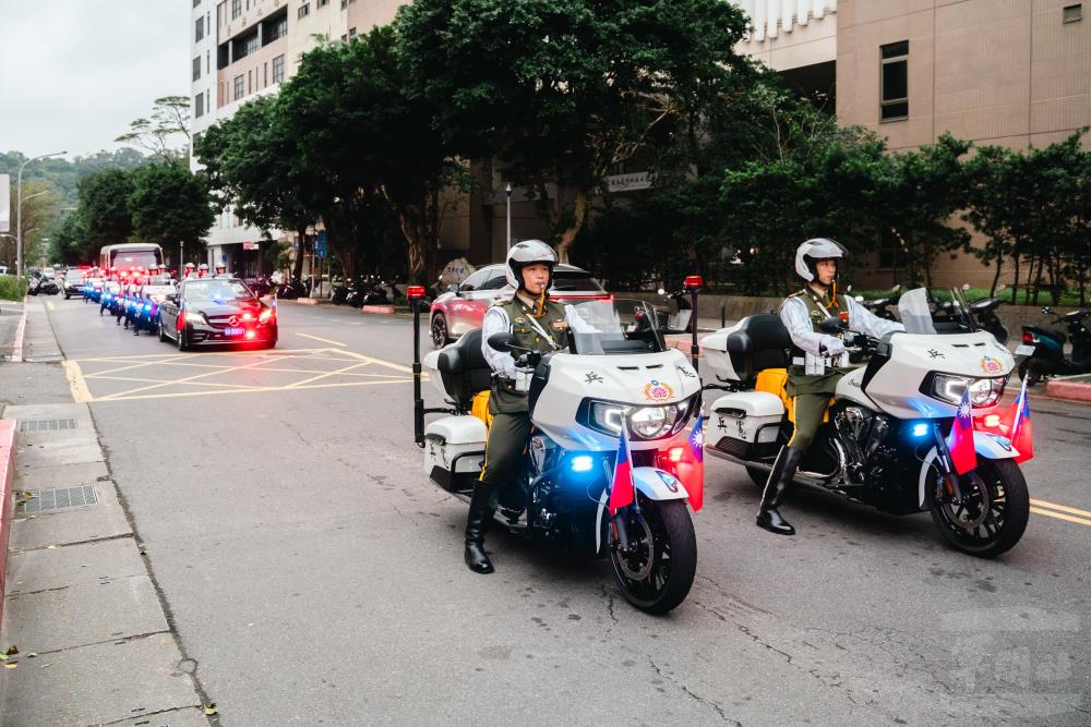 憲兵快反連車隊引領迎靈車隊前往空軍烈士公墓。（軍聞社記者林庭暉攝）