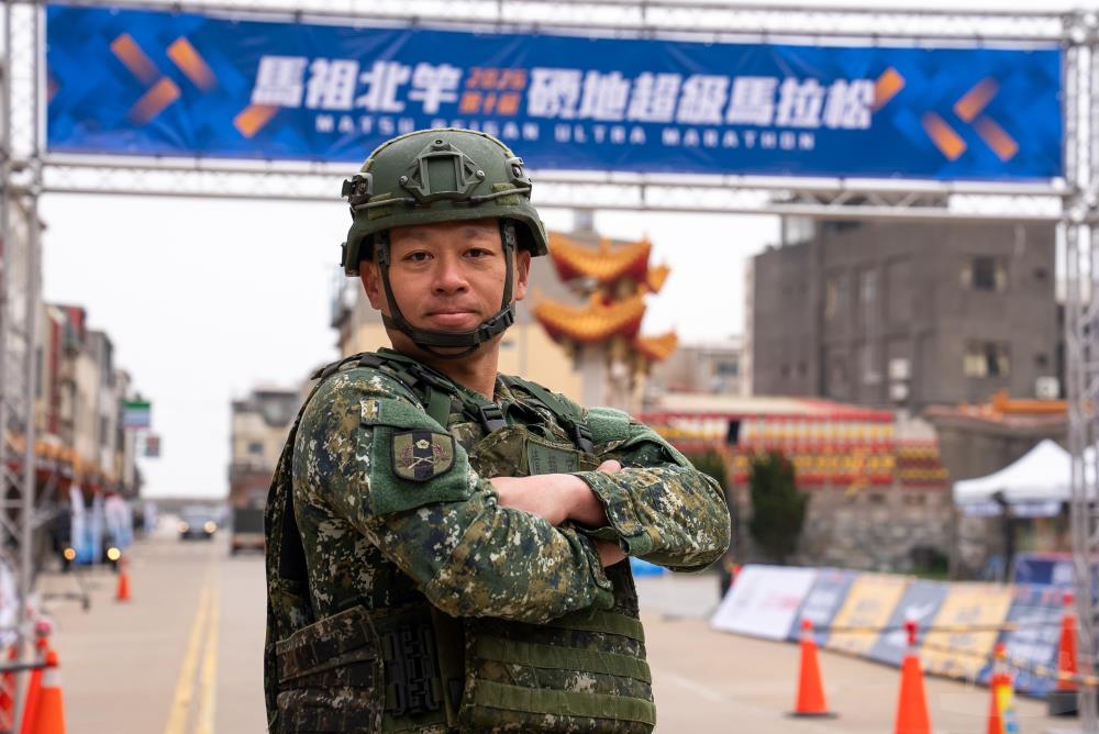 穿戰鬥個裝參賽北竿馬拉松 黃中尉完成12.5公里挑戰 穿戰鬥個裝參賽北竿馬拉松 黃中尉完成12.5公里挑戰
