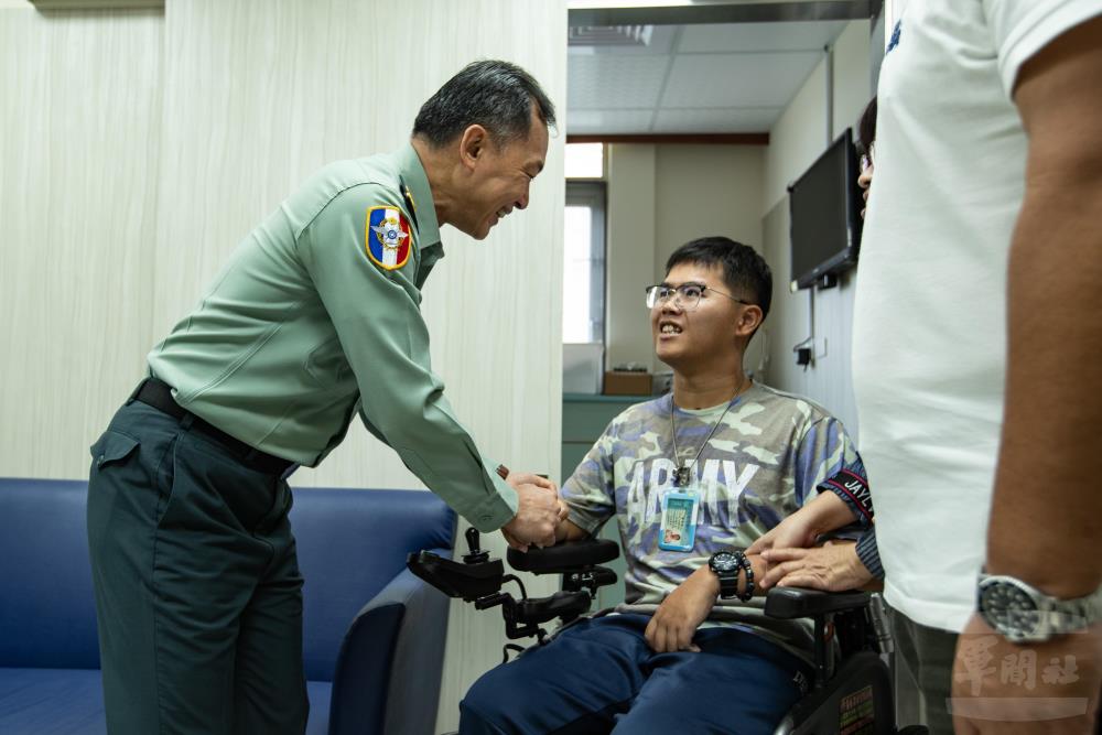 鍾副部長關懷醫院行政專員秦良丰。（軍聞社記者王茗生攝）