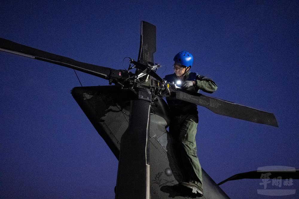 機工長檢查UH-60M直升機旋翼。（軍聞社記者林庭暉攝）