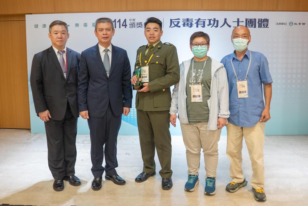 憲兵指揮部指揮官鄭中將與獲獎人員合影。（軍聞社記者王進福攝）