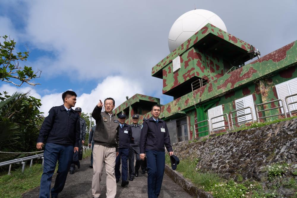 顧部長實地視察營區環境。（軍聞社記者呂尚俞攝）