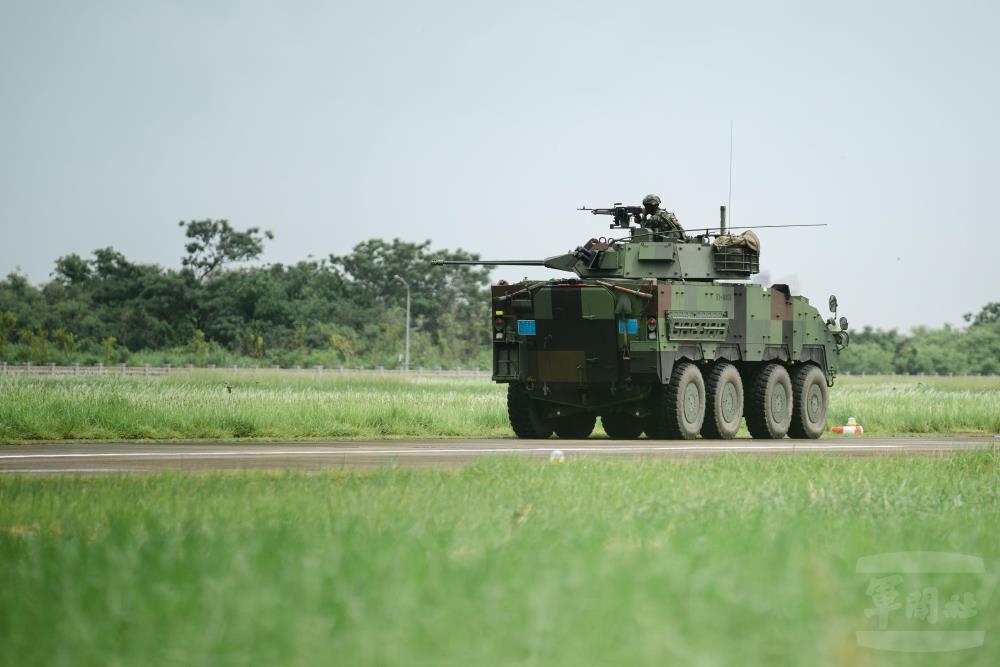 CM34甲車以火力掩護部隊突入敵陣地。（軍聞社記者林庭暉攝）