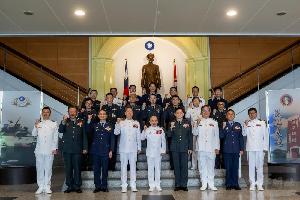 唐校長與各軍事學院、基礎學院及主管合影。（軍聞社記者尤昱翔攝）