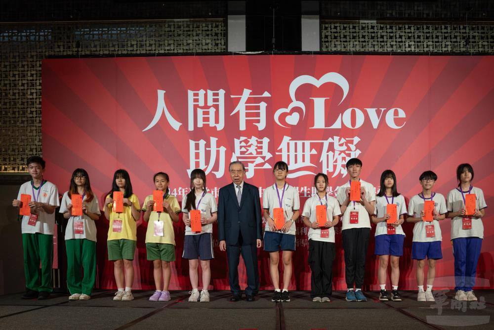 李棟樑頒贈助學金並與學生合影。(軍聞社記者吳東昇攝) 李棟樑頒贈助學金並與學生合影。(軍聞社記者吳東昇攝)