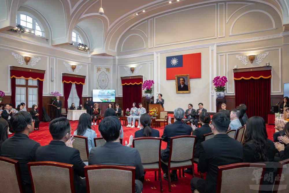 賴總統高度肯定青年大使們的表現。（總統府提供）