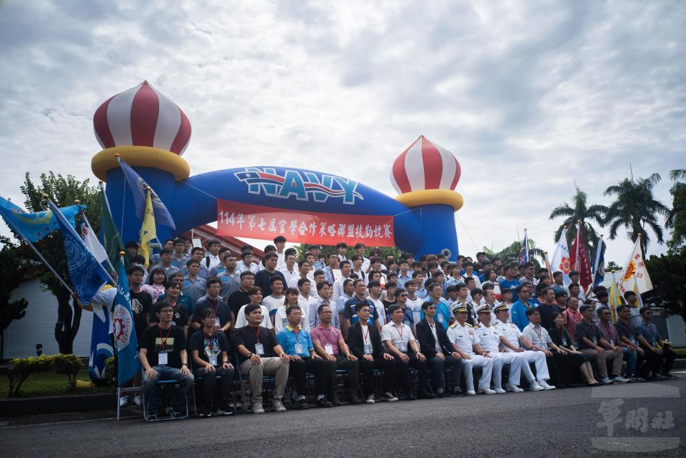 參賽選手與官兵合影。（軍聞社記者呂尚俞攝）