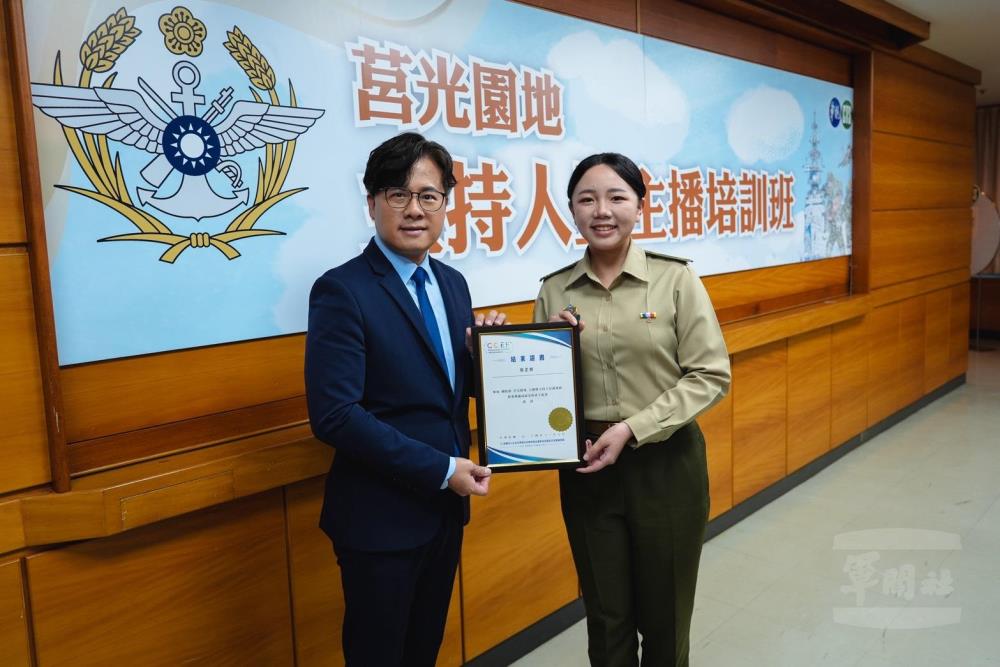 主播頒發結訓證書。（軍聞社記者陳傳奇攝）
