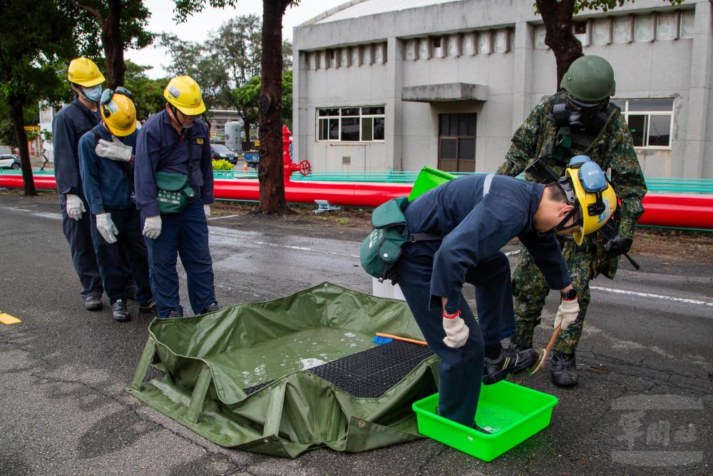 化學兵部隊開設人員消除站引導受危害物質影響之人員實施消除作業。（軍聞社記者王進福攝）