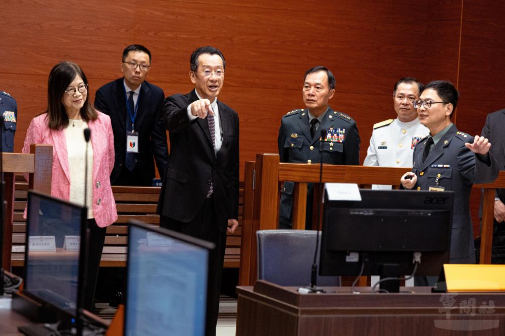 顧部長視導勤務法庭，實地瞭解法庭運作情形。（軍聞社記者李恬恬攝）
