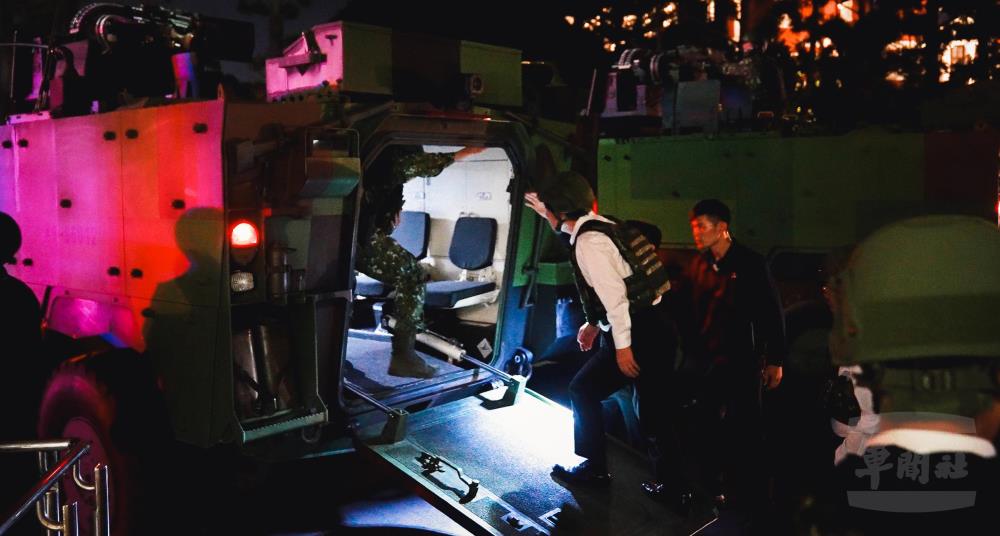賴總統登上雲豹甲車。（軍聞社記者陳軍均攝）