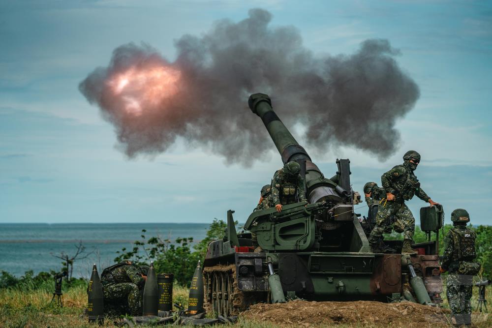 官兵齊心協力完成射擊任務。（軍聞社記者林庭暉攝）
