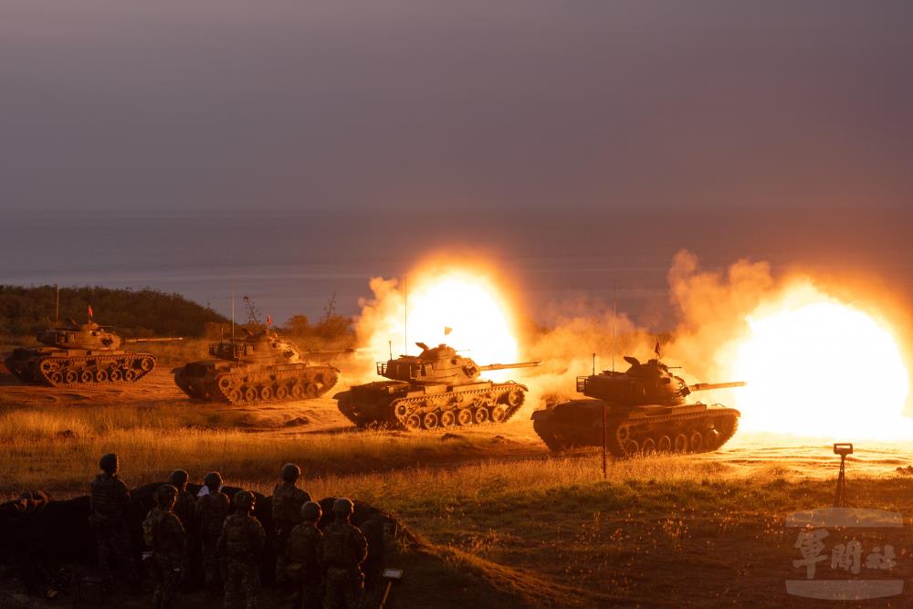 M60A3戰車實施排集火及交互掩護射擊。(青年日報提供) M60A3戰車實施排集火及交互掩護射擊。(青年日報提供)
