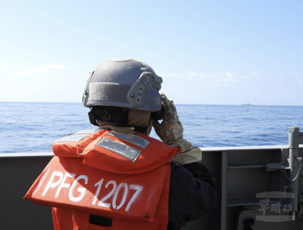 海軍武昌軍艦監控中共徐州艦（530）。（國防部提供）