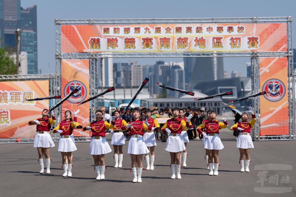 屏東女中展現令人驚艷的團隊默契與整齊槍線，榮獲第二名佳績。（軍聞社記者林庭暉攝）