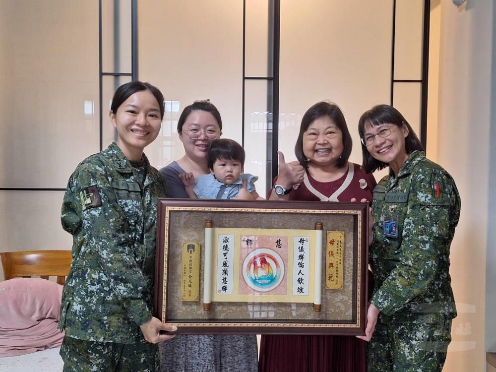 南測中心政戰主任蔡上校日前代表教準部指揮官，表揚榮膺教準部114年模範母親的朱文慧女士。（南測中心提供）