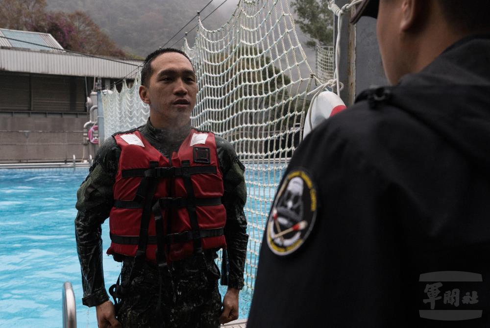 學員在15度的低溫下，完成挑戰。（軍聞社記者李恬恬攝）