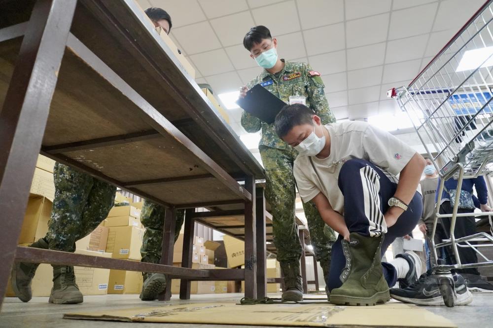 入伍新兵依照動線進行服裝套量。（陸軍步兵第206旅提供）