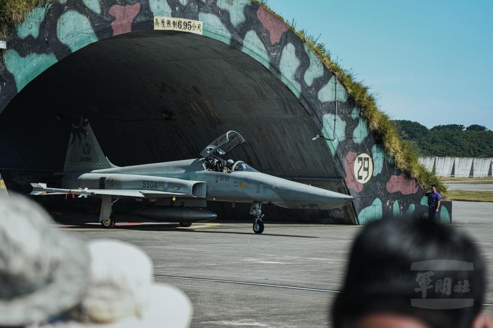 RF-5E型機從機堡滑出。（軍聞社記者陳傳奇攝）