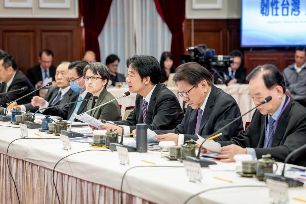 總統聽取簡報，並就報告事項與韌性共識工作坊研討成果與委員進行意見交流。（總統府提供）