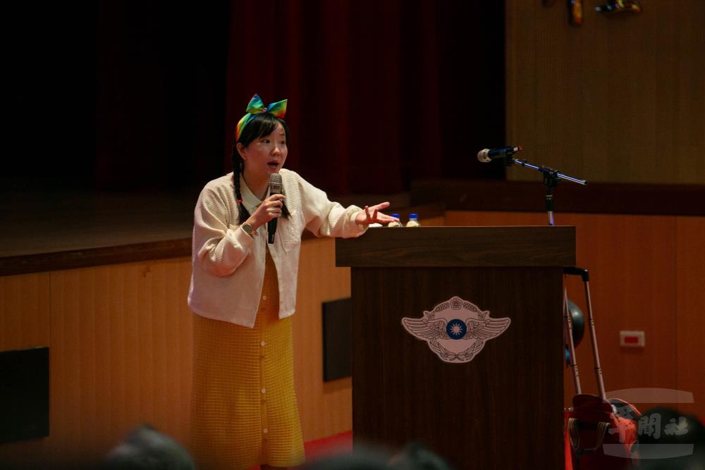 行動性別平等倡議師朱勻安藉由分享與宣導，建立官兵對多元性別的正確觀念。（軍聞社記者侯凱議攝）