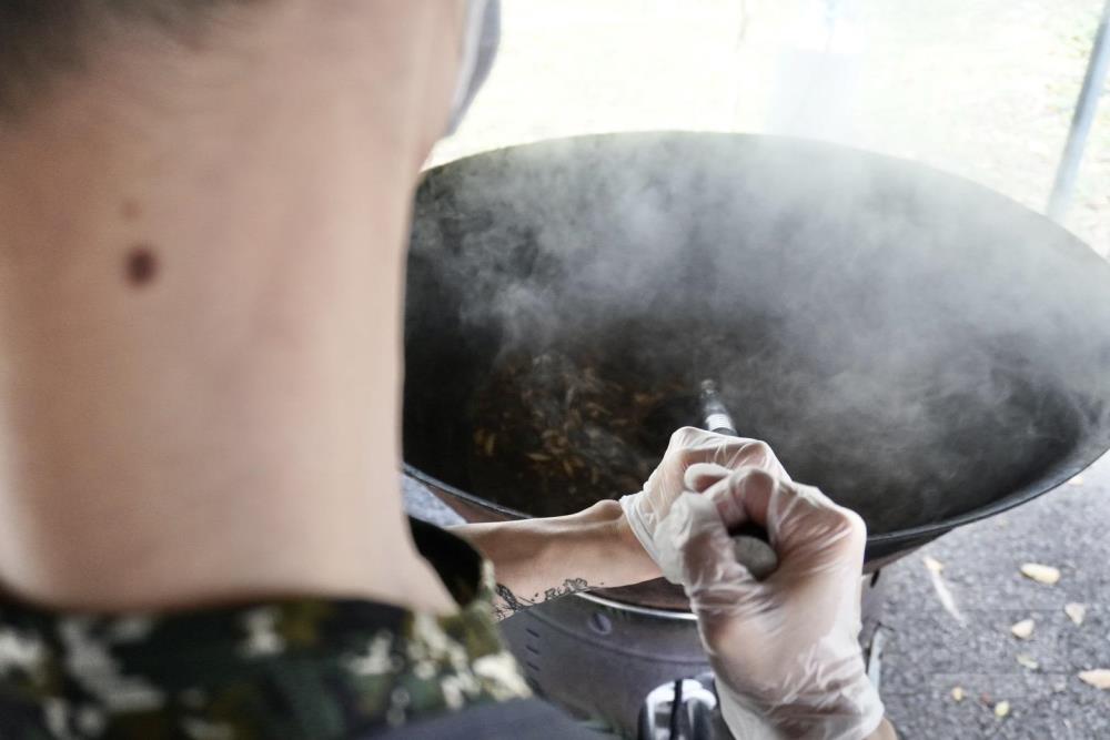 食勤人員專注投入訓練。（206旅提供）