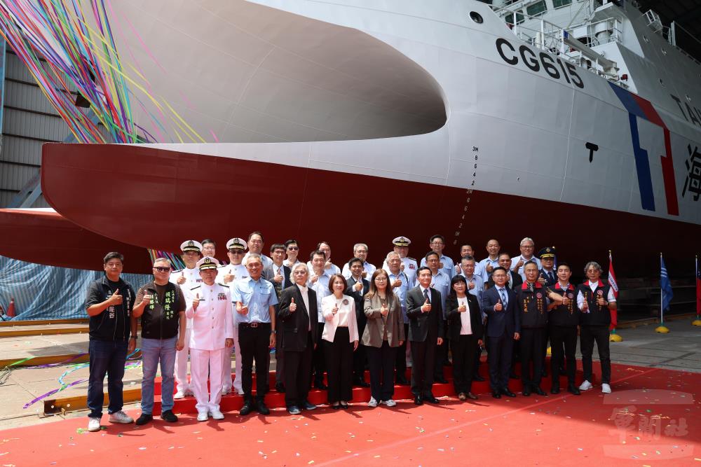 海巡安平級巡防艦「東港艦」命名下水　守護海疆再添新戰力