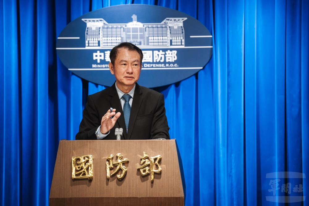 由全動署物力動員處處長沈威志先生詳細說明手冊的編纂目的與架構。（軍聞社記者陳彥樺攝）