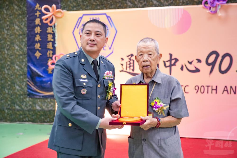 施指揮官頒贈歷任校長、指揮官「功在通資紀念獎牌」。（軍聞社記者黃劭恩攝）