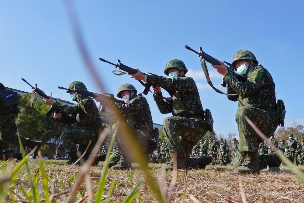 訓練課程使入伍新兵熟悉戰場環境的運動與停止時機。（206旅提供）