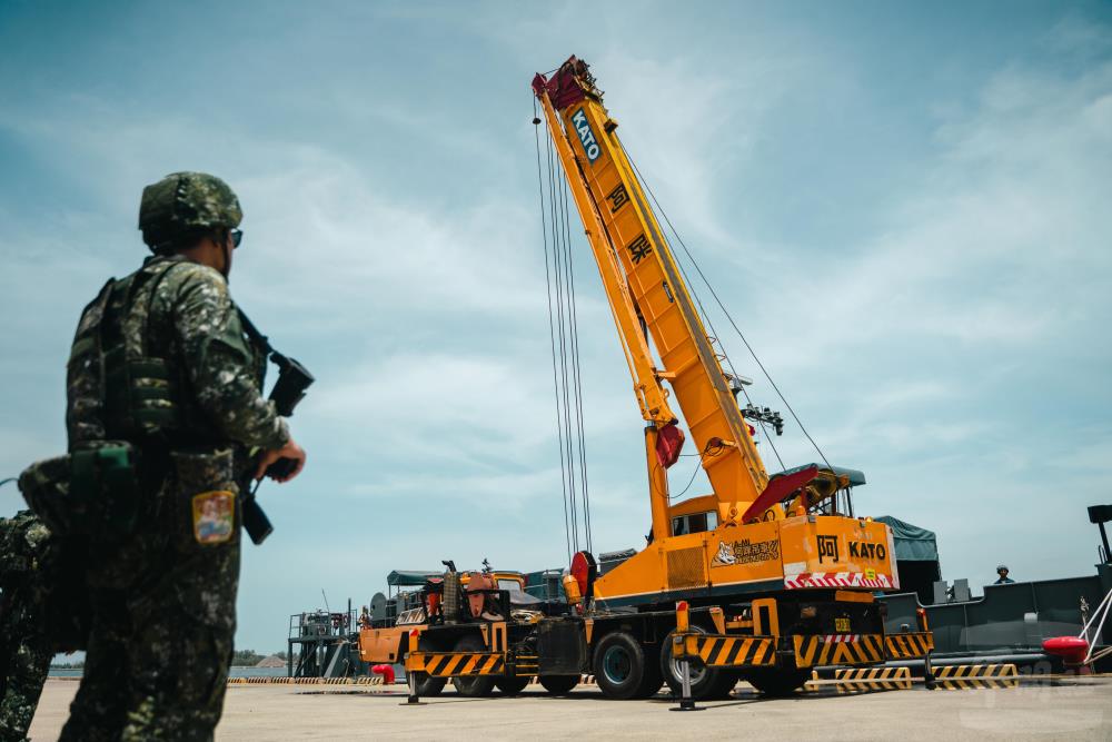 海軍布雷艇預備實施水雷吊掛作業。（軍聞社記者林庭暉攝）
