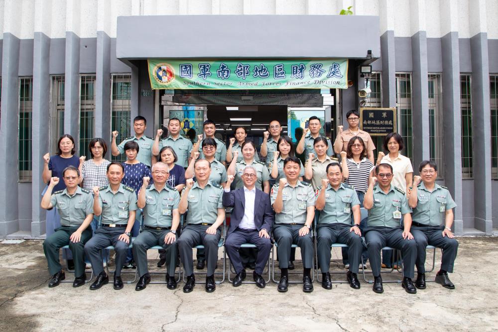 徐副部長與國軍南部地區財務處同仁合影。（軍聞社記者王進福攝）
