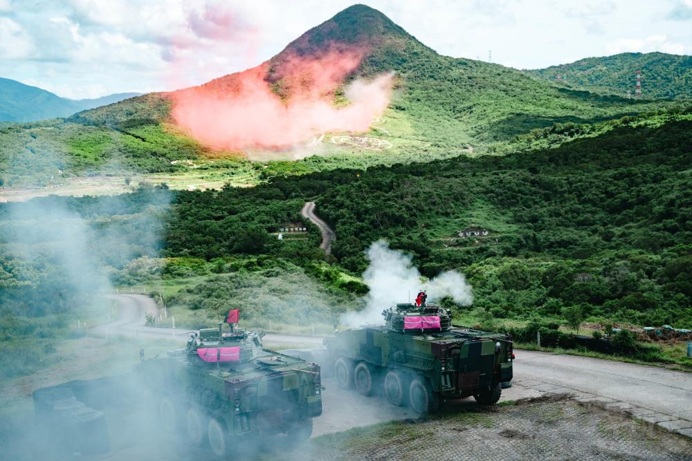 CM34甲車以30公厘機砲向目標區攻擊。（軍聞社記者林庭暉攝）