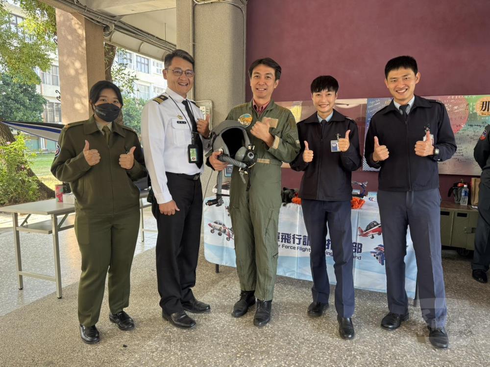 左營高中林百鴻校長參與「穿著飛行服體驗」。（左營高中提供）