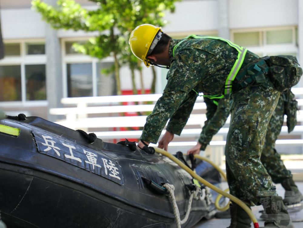 官兵執行工兵機具檢整。（第二作戰區提供）