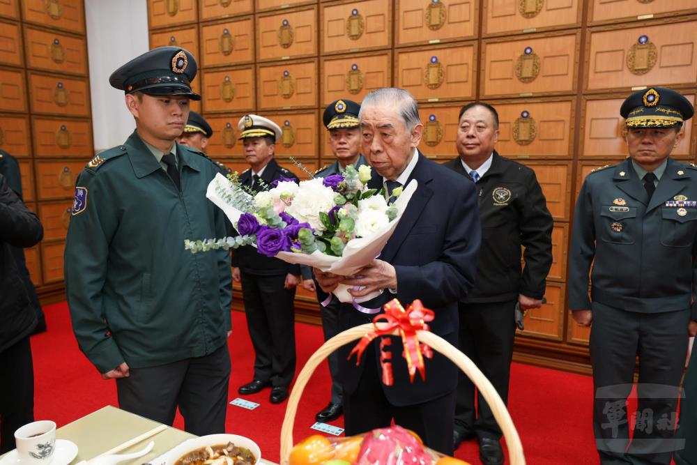 李榮譽理事長向故參謀總長沈一鳴一級上將致意。（青年日報提供）