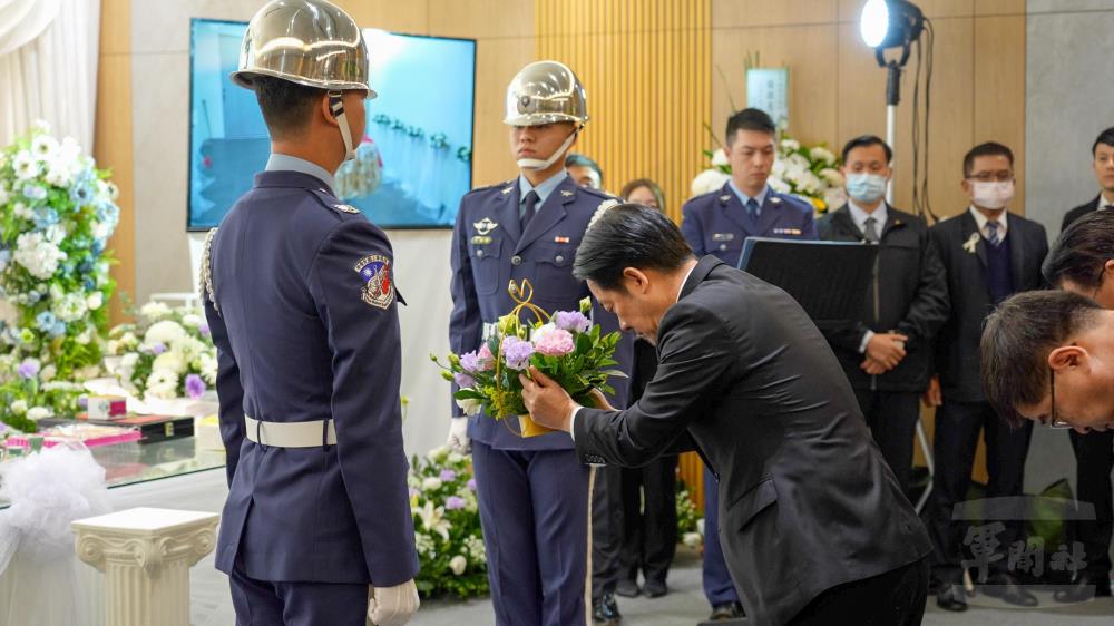 賴總統於靈前獻花。（軍聞社記者侯凱議攝）